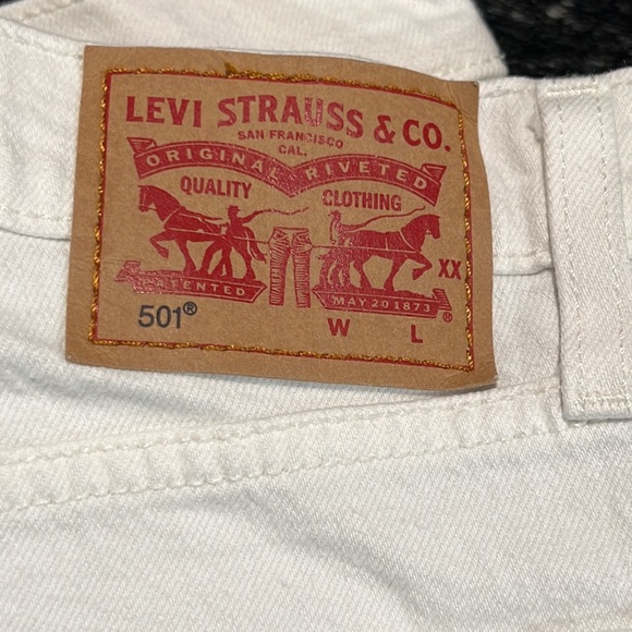 NWOT Levi’s 501 Distressed Shorts - Picture 8 of 12